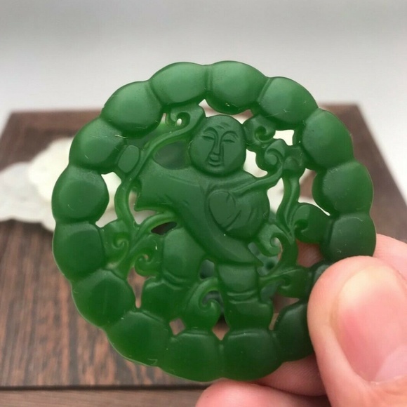 Exquisite Hand carved jade pendant. - Picture 2 of 3